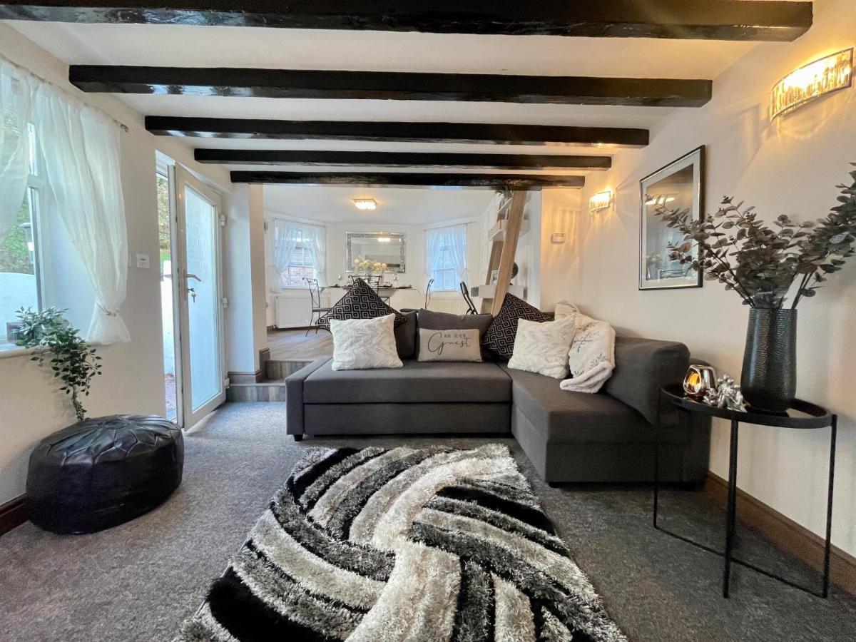 Tollgate House - Luxury Cozy Cottage - Huge Hot Tub - Alton Towers Cheadle  Esterno foto