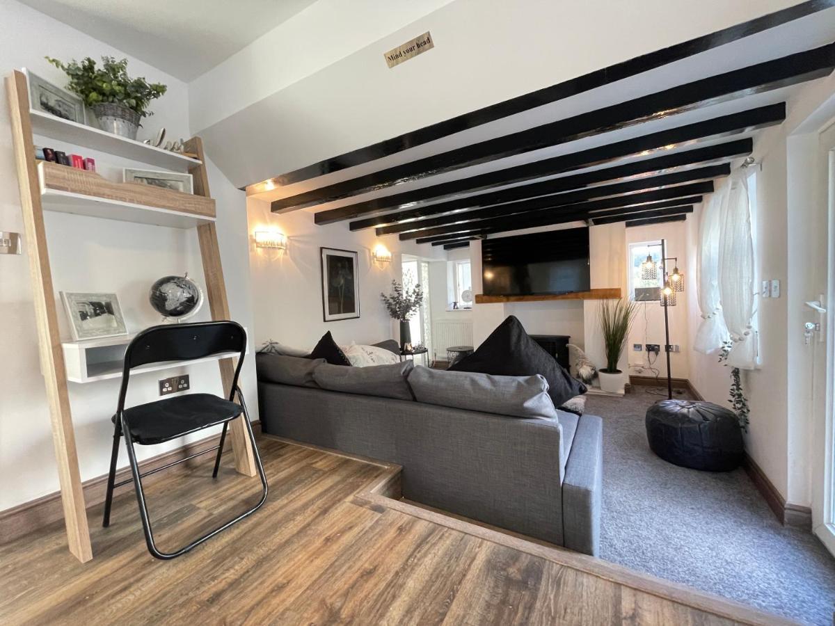 Tollgate House - Luxury Cozy Cottage - Huge Hot Tub - Alton Towers Cheadle  Esterno foto