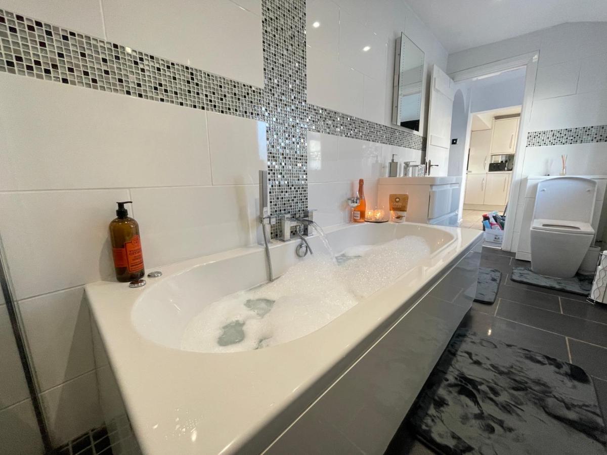Tollgate House - Luxury Cozy Cottage - Huge Hot Tub - Alton Towers Cheadle  Esterno foto